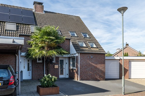 Te koop: Ben je opzoek naar een perfect onderhouden, modern afgewerkte gezinswoning met een zee aan ruimte, Energielabel A én een zonovergoten tuin in Oirsbeek? 